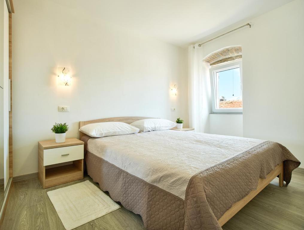 Roviv Apartments In The Old Town By Irundo 罗维尼 外观 照片